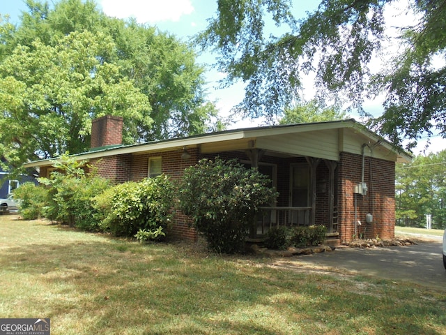 view of front of home featuring a front lawn and covered porch