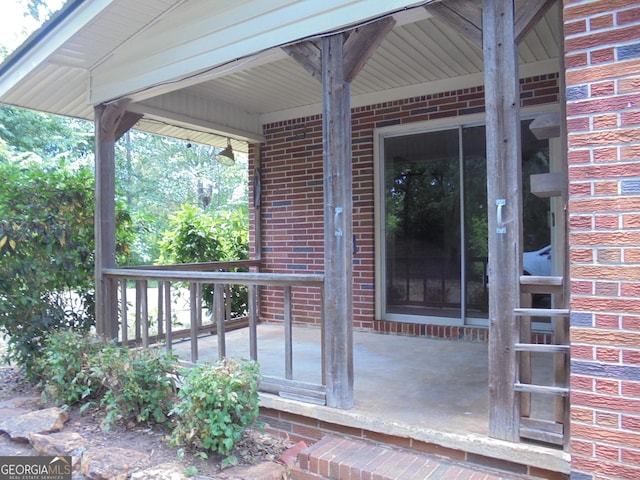 property entrance featuring a porch