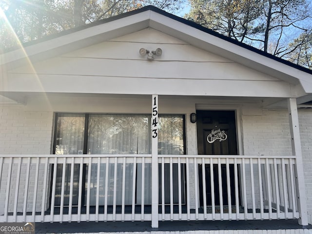 entrance to property featuring covered porch