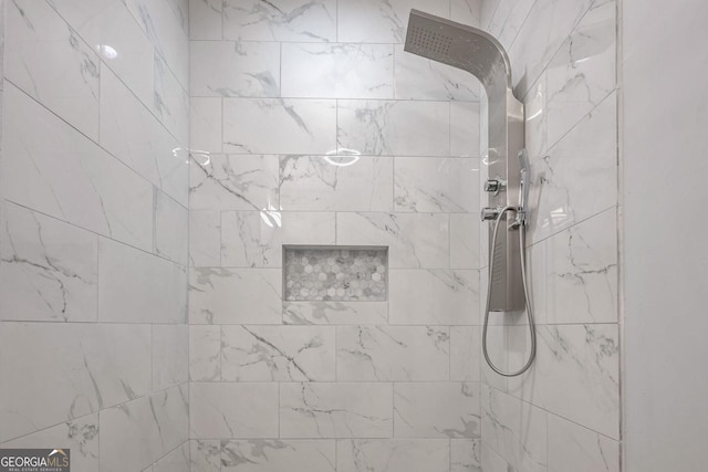 bathroom featuring a tile shower