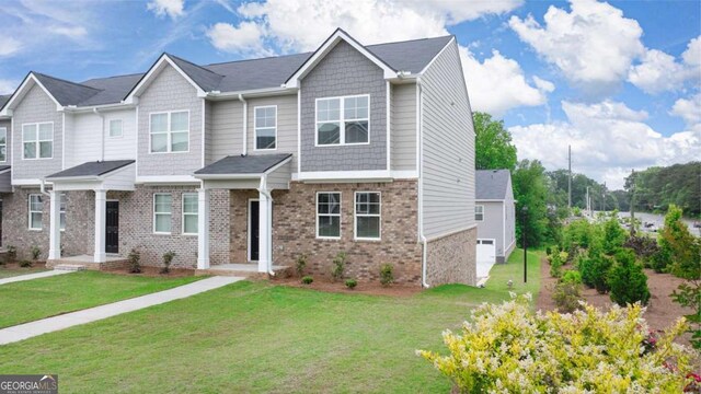 view of front of home featuring a front lawn