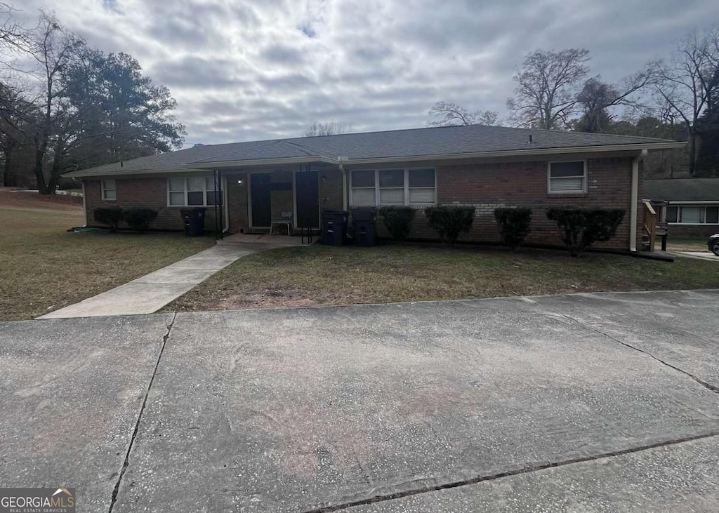 ranch-style home with a front lawn