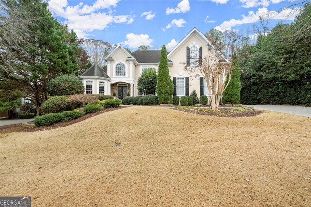 front facade featuring a front yard