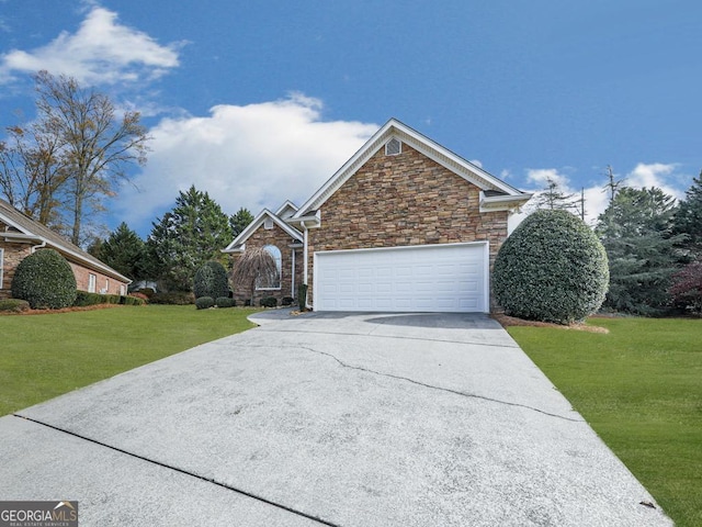 front facade featuring a front yard