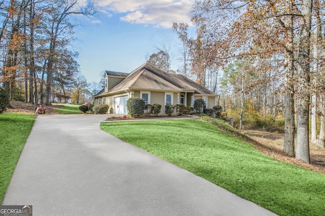 77 Springfield Ct, Newnan, GA 30265 - view of front facade with driveway, stucco siding, a garage, and a front yard