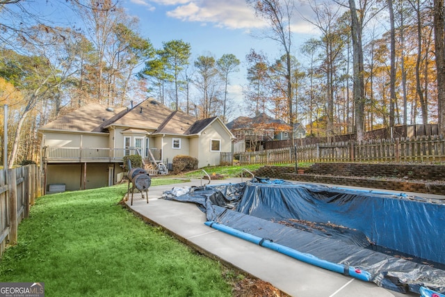 view of swimming pool with a lawn