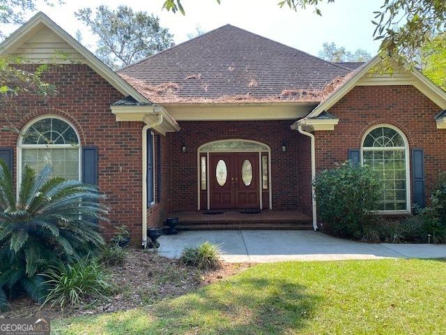 view of front facade featuring a front lawn and a porch