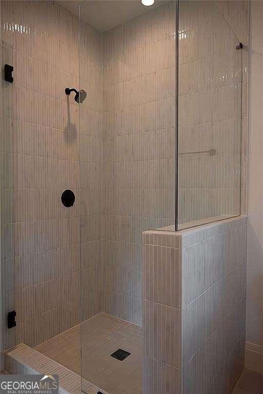 bathroom featuring tiled shower