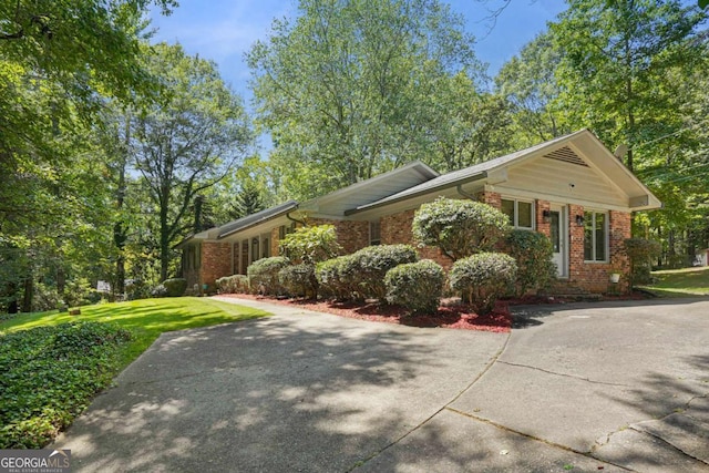 view of front of house with a front lawn