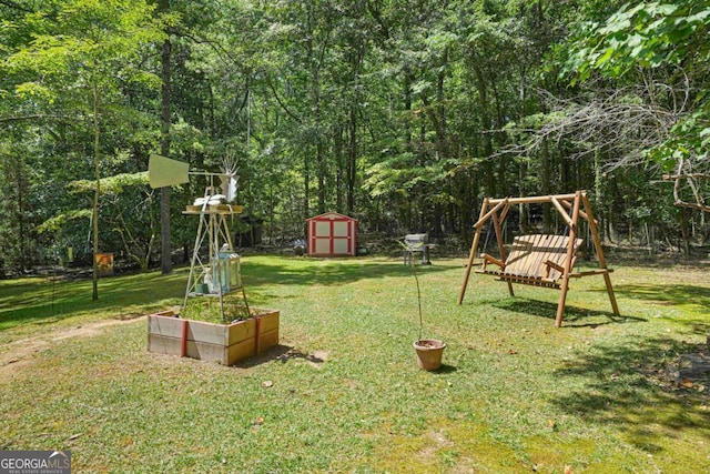 view of yard featuring a storage shed