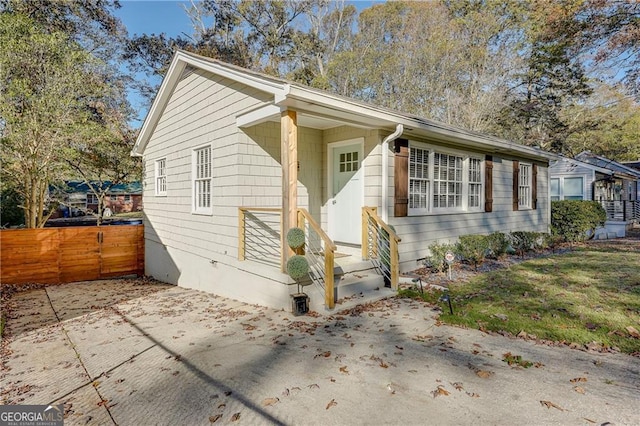 view of front facade featuring a front yard