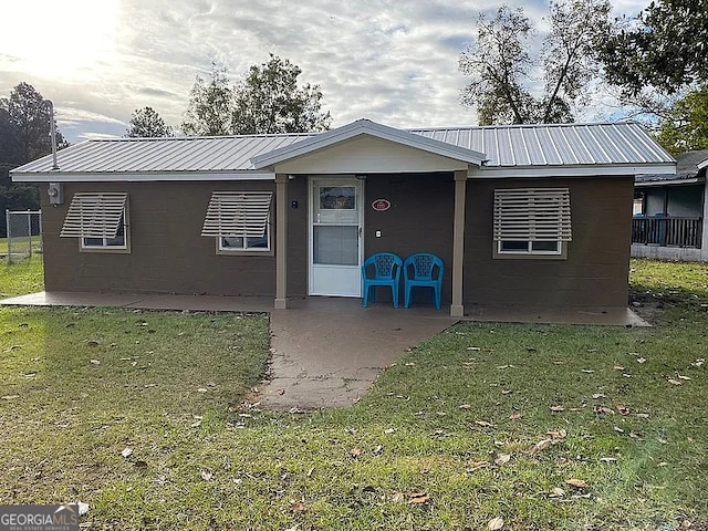 view of front facade featuring a front lawn