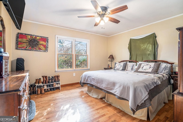 bedroom featuring light wood-type flooring, ceiling fan, and crown molding