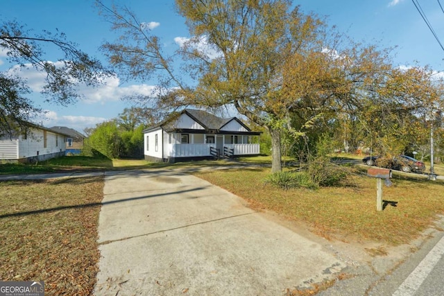 view of front of home with a front lawn and covered porch