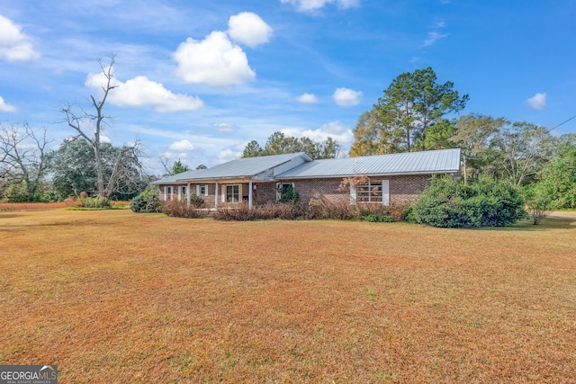 single story home featuring a front lawn