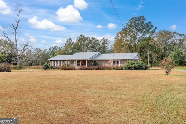 ranch-style home featuring a front yard