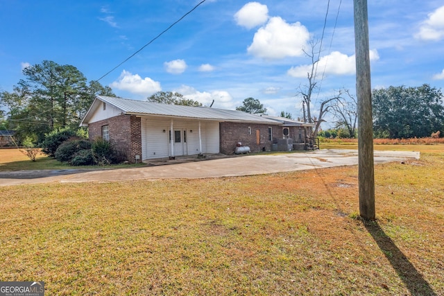 view of front of home with a front yard