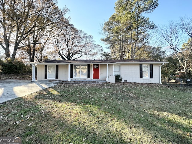 single story home featuring a front yard