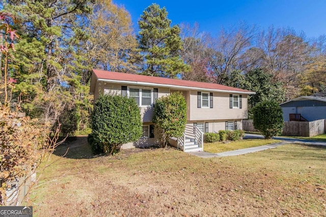 bi-level home featuring a front yard