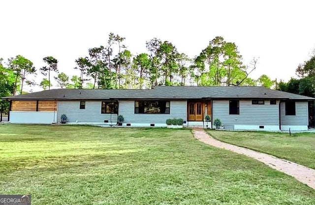 view of front facade featuring a front lawn