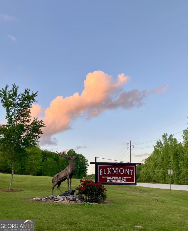 community / neighborhood sign with a yard