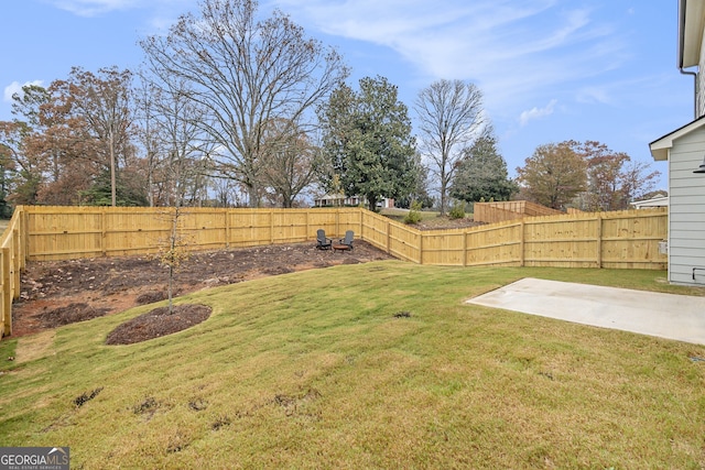 view of yard featuring a patio