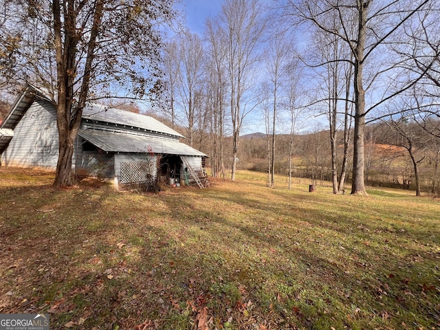 view of yard with a mountain view and an outbuilding