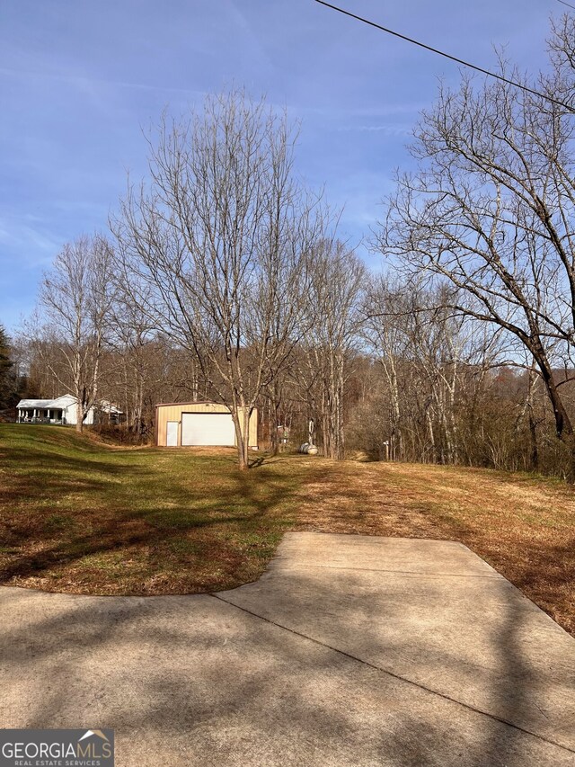 view of yard with an outdoor structure