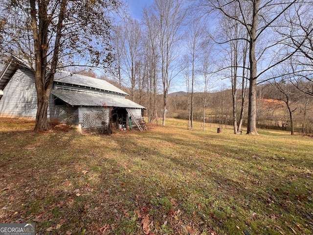 view of yard featuring an outbuilding