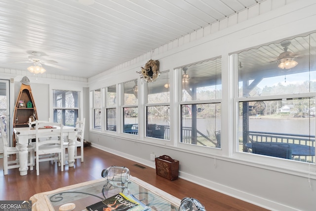 sunroom with ceiling fan