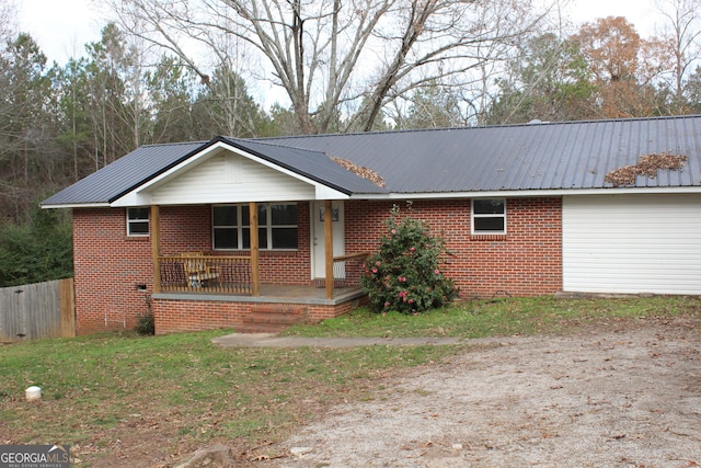 single story home featuring a porch and a front yard