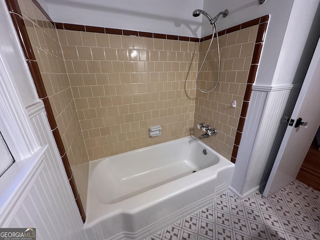 bathroom with tiled shower / bath