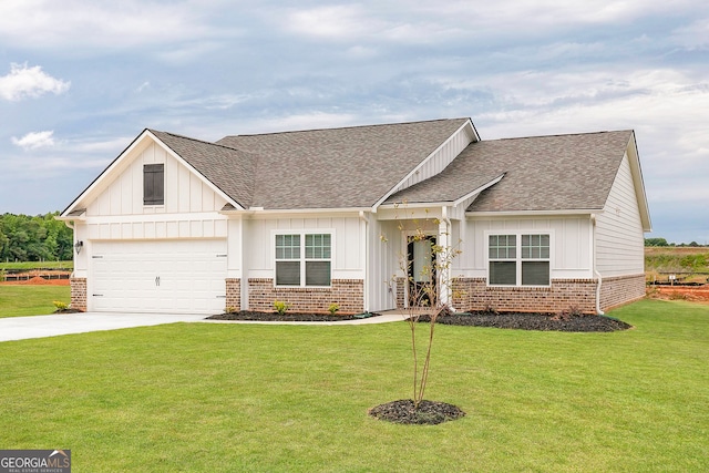 view of front of property featuring a front lawn