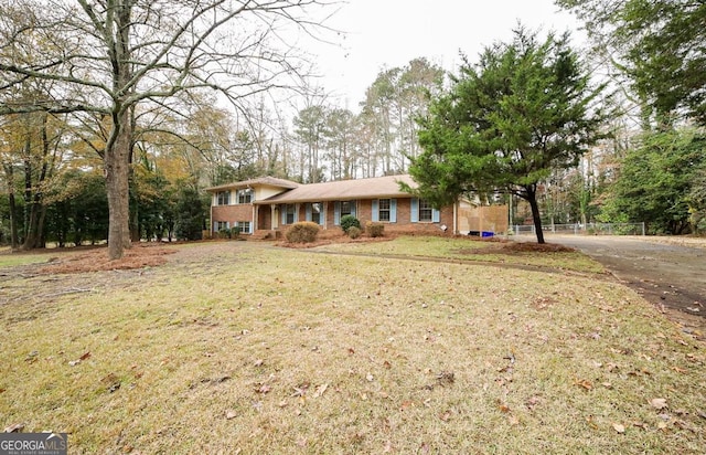 view of front of property featuring a front lawn