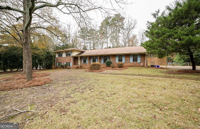 view of front of home featuring a front lawn