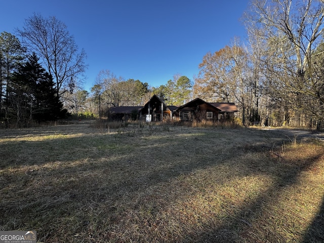 view of front of home featuring a front lawn