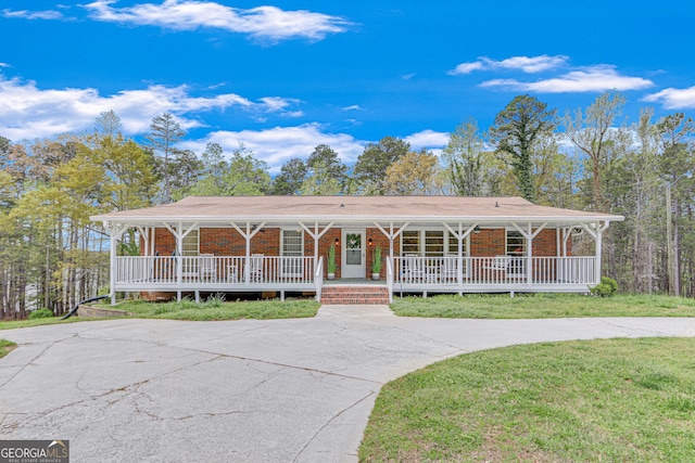 farmhouse-style home with a front lawn and a porch