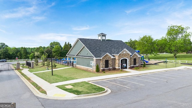 view of front of home featuring a front yard