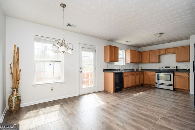 kitchen featuring visible vents, an inviting chandelier, stainless steel electric stove, black dishwasher, and dark countertops