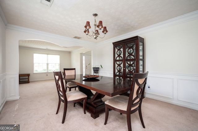 dining area with a notable chandelier, visible vents, arched walkways, and light carpet