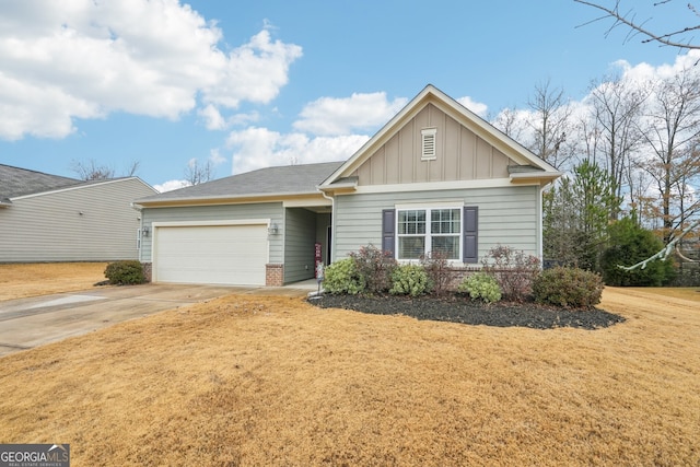 view of front of house featuring a front lawn and a garage