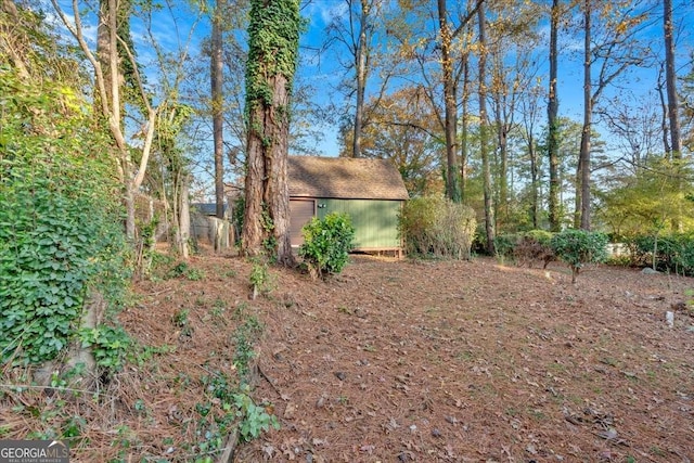 view of yard featuring an outdoor structure