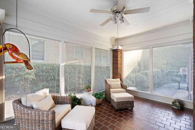 sunroom with ceiling fan