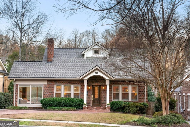 view of front of house featuring a front lawn