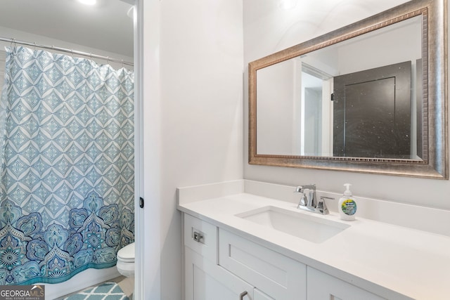 bathroom with a shower with curtain, vanity, and toilet