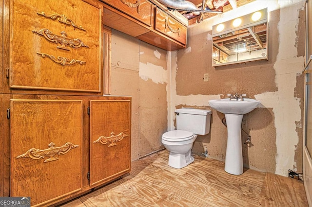 bathroom featuring toilet and sink