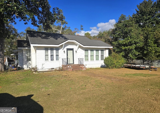 view of front facade with a front lawn