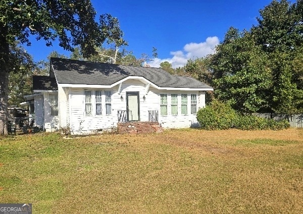 view of front of property with a front lawn