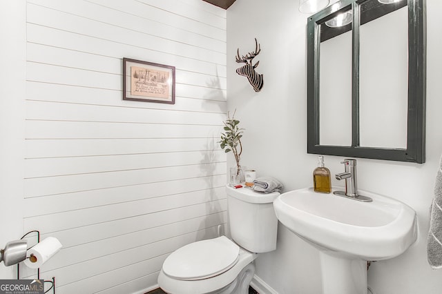 bathroom featuring toilet and sink