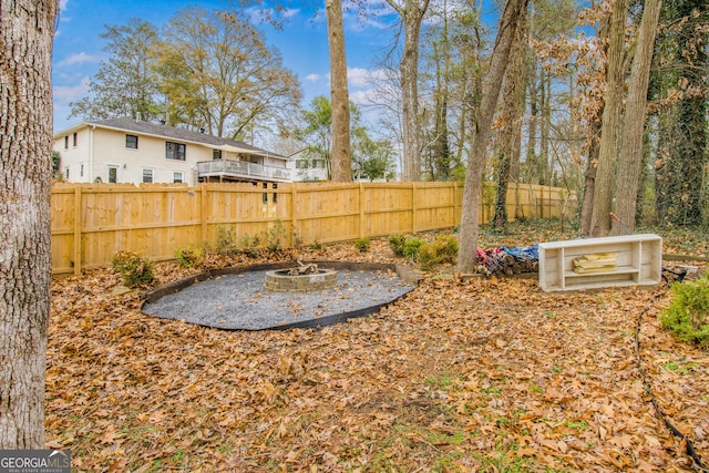 view of yard featuring an outdoor fire pit